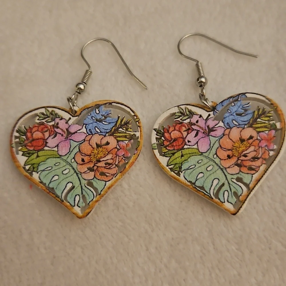 Vintage 1980s Floral Tropical Wood Heart Drop Earrings